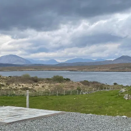 At Island Cottage, Inishnee, * 라운드스톤